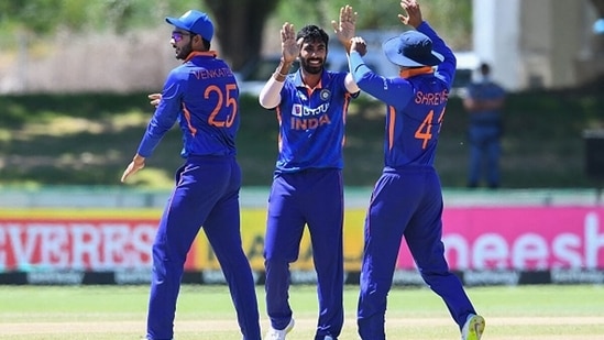 Jasprit Bumrah celebrates the wicket of Janneman Malan with teammates Venkatesh Iyer and Shreyas Iyer.&nbsp;(Getty)