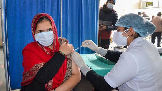 Gurugram: A healthworker administers a dose of Covid-19 vaccine to a beneficiary at a vaccination centre, in Gurugram, Wednesday, Jan. 19, 2022. (PTI Photo)(PTI01_19_2022_000086B) (PTI)