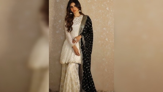 Styled by Rishika Sevnani, Mouni Roy's hair was done by Queensly Chettiar.(Instagram@imouniroy)