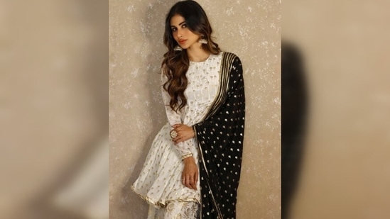 With finely-defined eyebrows, subtle tinted cheeks and lips filled with a shade of peach, Mouni Roy posed for the camera.(Instagram/@imouniroy)