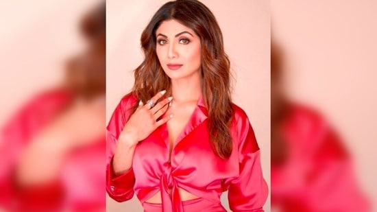 For a relaxed, beachy look, wrap sections of your hair around your straightener and twist it as you glide down the length of your hair.(Instagram/@theshilpashetty)