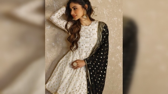 The Bong beauty donned a white and golden sharara which she teamed with a black and ivory dupatta.(Instagram/@imouniroy)