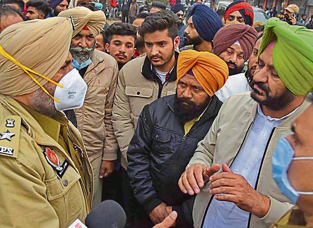 Congress leader Kamaljit Singh Karwal interacting with the police after the clash in Ludhiana on Wednesday. (Gurpreet Singh/HT) Congress leader Kamaljit Singh Karwal interacting with the police after the clash in Ludhiana on Wednesday. (Gurpreet Singh/HT)