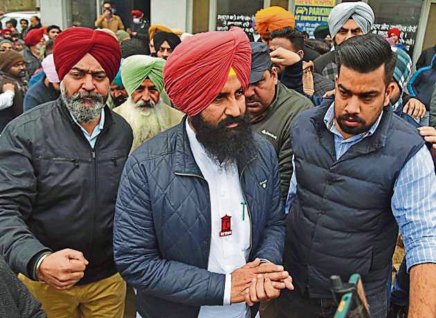 Lok Insaaf party Leader Simarjit Singh Bains with his supporters visit the spot where clash between Congress and Lok Insaaf party workers took place in Ludhiana on Wednesday. (Gurpreet Singh/HT) Lok Insaaf party Leader Simarjit Singh Bains with his supporters visit the spot where clash between Congress and Lok Insaaf party workers took place in Ludhiana on Wednesday. (Gurpreet Singh/HT)
