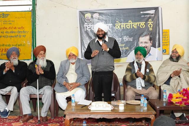 AAP’s Mohali candidate Kulwant Singh (centre) welcoming Congress sarpanch Chhajja Singh and his supporters into the party fold. (HT Photo)