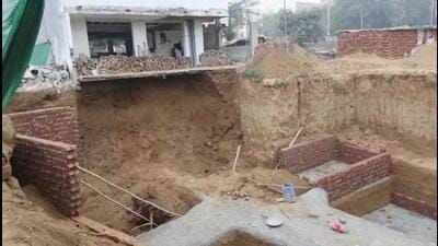 The incident took place around 4.30pm when the labourers were digging for a basement, police said. (Parveen Kumar/HT) The incident took place around 4.30pm when the labourers were digging for a basement, police said. (Parveen Kumar/HT)