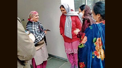 Jaswant Kaur, wife of AAP candidate Kulwant Singh, interacting with voters in Mohali ahead of the Punjab assembly elections. (HT Photo) Jaswant Kaur, wife of AAP candidate Kulwant Singh, interacting with voters in Mohali ahead of the Punjab assembly elections. (HT Photo)
