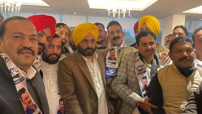 Congress Ludhiana councillor Rakesh Prashar joining AAP in presence of its chief ministerial face Bhagwant Mann ahead of the Punjab assembly elections. (HT File) Congress Ludhiana councillor Rakesh Prashar joining AAP in presence of its chief ministerial face Bhagwant Mann ahead of the Punjab assembly elections. (HT File)
