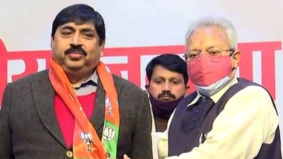 Uttar Pradesh Bharatiya Janata Party (BJP) Joining committee chairman Laxmikant Bajpai welcomes Mulayam Singh Yadav's brother-in-law and former Samajwadi Party MLA Pramod Gupta as he joins the party, in Lucknow. (ANI) Uttar Pradesh Bharatiya Janata Party (BJP) Joining committee chairman Laxmikant Bajpai welcomes Mulayam Singh Yadav's brother-in-law and former Samajwadi Party MLA Pramod Gupta as he joins the party, in Lucknow. (ANI)