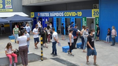 People wait at a rapid testing site in Brazil.&nbsp; (REUTERS)