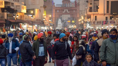 People not adhering to social distancing norms crowd in Amritsar. (PTI) People not adhering to social distancing norms crowd in Amritsar. (PTI)