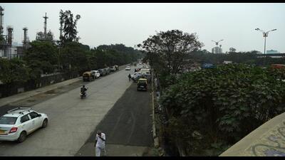 MSRDC’s 6km road between Juinagar and Kharghar under Kharghar Hills kept on hold for lack of funds. (BACHCHAN KUMAR/HT PHOTO) MSRDC’s 6km road between Juinagar and Kharghar under Kharghar Hills kept on hold for lack of funds. (BACHCHAN KUMAR/HT PHOTO)
