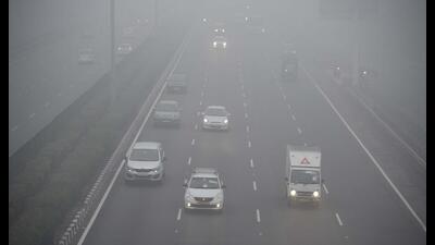 Vehicles at Iffco Chowk in Gurugram on a foggy Thursday morning. (Parveen Kumar/HT) Vehicles at Iffco Chowk in Gurugram on a foggy Thursday morning. (Parveen Kumar/HT)
