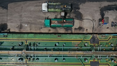 Palm oil is loaded onto trucks from the Pangeran Palm oil tanker, bottom, docked at Karya Citra Nusantara Marunda Port in Jakarta. (Bloomberg Photo) Palm oil is loaded onto trucks from the Pangeran Palm oil tanker, bottom, docked at Karya Citra Nusantara Marunda Port in Jakarta. (Bloomberg Photo)
