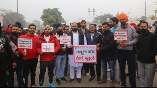 Gym owners holding a protest at the Singh Shaheedan gurdwara lightpoint in Mohali on Thursday. (Ravi Kumat/HT)