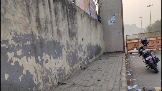 Police suspect that the person who planted the bomb may have conducted extensive reconnaissance because he/she knew the exact location of the CCTV cameras. (HT Photo)