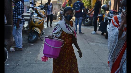 A resident of Ghodbunder Road in Thane does her best to save water in view of the water woes that the residents face. (PRAFUL GANGURDE/HT PHOTO)