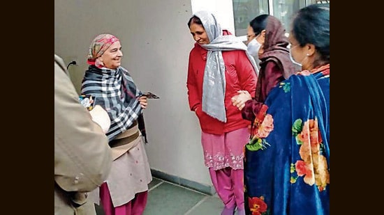 Jaswant Kaur, wife of AAP candidate Kulwant Singh, interacting with voters in Mohali ahead of the Punjab assembly elections. (HT Photo)