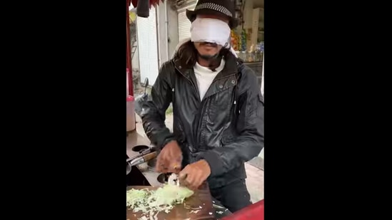 The man who calls himself 'Indori Jack Sparrow' chops veggies for his noodles, with a blindfold on. (instagram/@nagpur_buzz) The man who calls himself 'Indori Jack Sparrow' chops veggies for his noodles, with a blindfold on. (instagram/@nagpur_buzz)