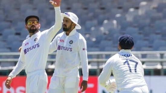 Indian captain Virat Kohli receives the ball from Indian wicketkeeper Rishabh Pant during the second day of the third and final test match between South Africa and India in Cape Town.(AP) Indian captain Virat Kohli receives the ball from Indian wicketkeeper Rishabh Pant during the second day of the third and final test match between South Africa and India in Cape Town.(AP)