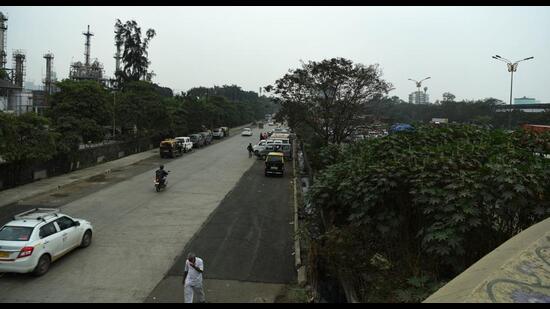 MSRDC’s 6km road between Juinagar and Kharghar under Kharghar Hills kept on hold for lack of funds. (BACHCHAN KUMAR/HT PHOTO) MSRDC’s 6km road between Juinagar and Kharghar under Kharghar Hills kept on hold for lack of funds. (BACHCHAN KUMAR/HT PHOTO)