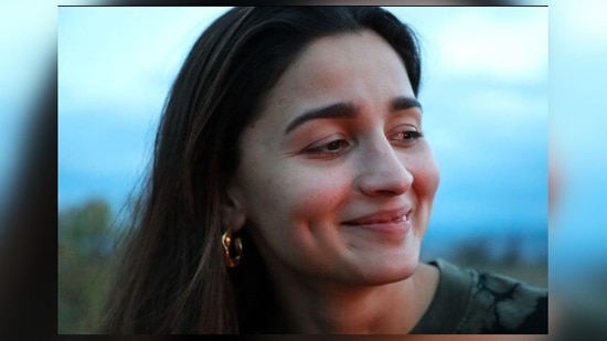 In an earlier post, Alia Bhatt flaunts her skin and embraces the natural surrounding.(Instagram/@aliaabhatt)