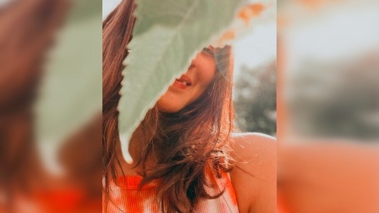 Alia Bhatt captioned her Instagram post, "hangies with the sun &amp; this flower."(Instagram/@aliaabhatt)