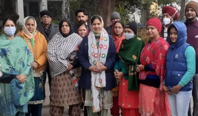 Daljeet Kaur, wife of Congress candidate Balbir Singh Sidhu, meeting voters in Mohali. (HT Photo) Daljeet Kaur, wife of Congress candidate Balbir Singh Sidhu, meeting voters in Mohali. (HT Photo)