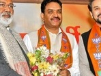 UP polls: Former Kanpur police commissioner Asim Arun (centre) joined the BJP on Sunday. (ANI PHOTO)