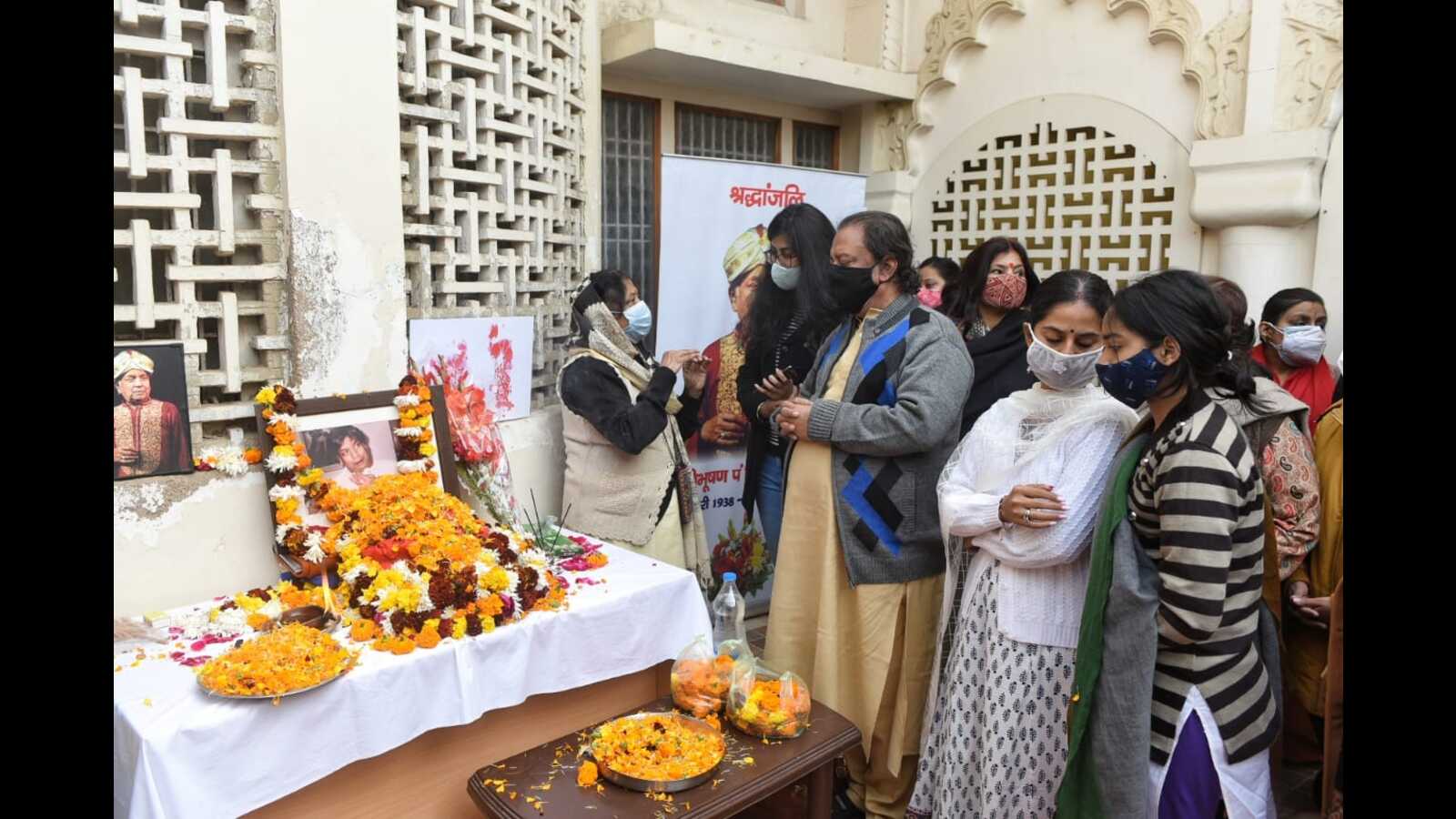 Pandit Birju Maharaj’s ashes immersed in Gomti
