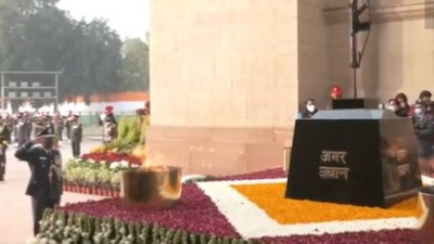 Air Marshal Balabadhra Radha Krishna laid a wreath after which a torch was lit from the Amar Jawan Jyoti and the flame doused. (Screenshot from footage)