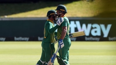 Cricket - Second One Day International - South Africa vs India - Boland Park, Paarl, South Africa - January 21, 2022 South Africa's Janneman Malan celebrates reaching his half century with Quinton de Kock REUTERS/Sumaya Hisham (REUTERS)