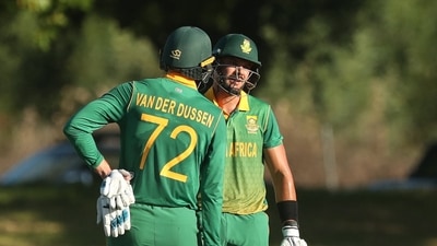 Cricket - Second One Day International - South Africa vs India - Boland Park, Paarl, South Africa - January 21, 2022 South Africa's Rassie van der Dussen speaks to Aiden Markram during a break in play REUTERS/Sumaya Hisham (REUTERS)