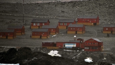 Nine members of the Argentine base La Esperanza, in Antarctica, had to be evacuated to Buenos Aires due to an outbreak of Covid-19. (AFP / File) Nine members of the Argentine base La Esperanza, in Antarctica, had to be evacuated to Buenos Aires due to an outbreak of Covid-19. (AFP / File)