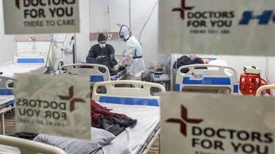 Medics attend to a patient at the Covid Care Centre of Commonwealth Games (CWG) village, in New Delhi. (PTI) Medics attend to a patient at the Covid Care Centre of Commonwealth Games (CWG) village, in New Delhi. (PTI)
