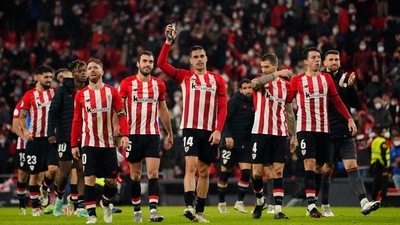 Athletic Bilbao's Dani Garcia celebrates after the match with teammates. (REUTERS)