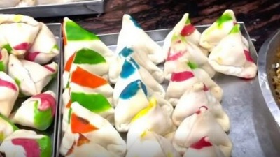 The image, taken from the Instagram video, shows the coloured samosas. (Instagram/@youtubeswadofficial)
