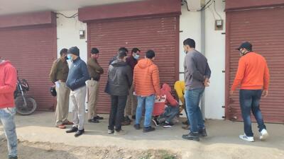Around 20 members of the enforcement team of the municipal corporation and police personnel from Gurugram police took part in the anti-encroachment drive. (Sourced)