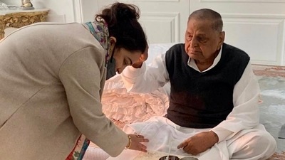 Aparna Yadav meeting SP patriarch Mulayam Singh Yadav on Friday. (Twitter/@aparna4bjp)