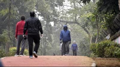 People taking a morning walk on a cold winter morning at Nehru Park. (Sanjeev Verma/HT PHOTO) People taking a morning walk on a cold winter morning at Nehru Park. (Sanjeev Verma/HT PHOTO)