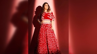 For her hairdo, Raveena Tandon opted for curly hair with her front locks pulled back. (Instagram/@raveenatandon) For her hairdo, Raveena Tandon opted for curly hair with her front locks pulled back. (Instagram/@raveenatandon)