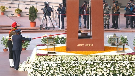 Air Marshal B R Krishna, Chief of Integrated Defence Staff, merges Amar Jawan Jyoti flame with flame at National War Memorial in New Delhi.(HT Photo)