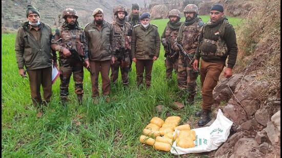 A police official said the narcotics that was seized on the LoC in Jammu and Kashmir’s Poonch district was heroin and estimated at <span class='webrupee'>₹</span>114 crore in the international market. (HT photo)