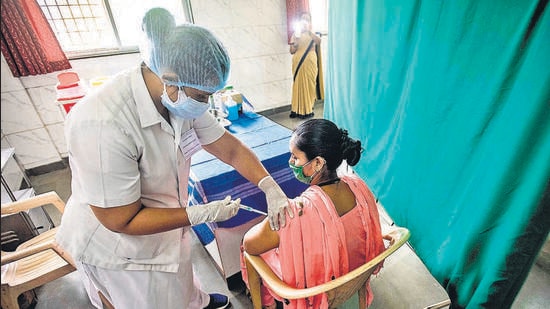 Around 15 per cent precaution doses have been administered in the State. Pune district has given the second most doses after Mumbai. (HT PHOTO)