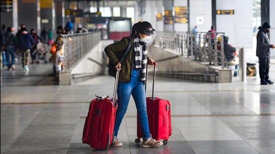 New Delhi: Air passengers at the T-3 terminal of Indira Gandhi International Airport, in New Delhi, Thursday, Jan 6, 2022. (PTI Photo/Arun Sharma) (PTI01_06_2022_000153B) (PTI)