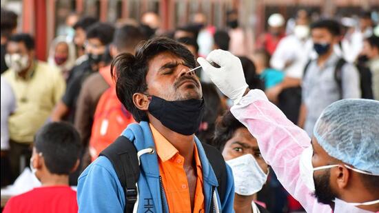 As per the data presented to the state cabinet on Thursday, Nashik had the highest weekly positivity rate at 38.98% as of January 19 followed by Pune at 38.54% (HT PHOTO)