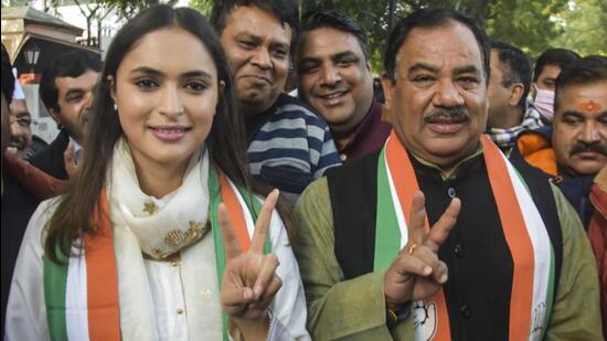 Former BJP leader Harak Singh Rawat and his daughter in law Anukriti flash victory sign after joining Congress, in New Delhi, ahead of the Uttarakhand elections, on Friday. (PTI)