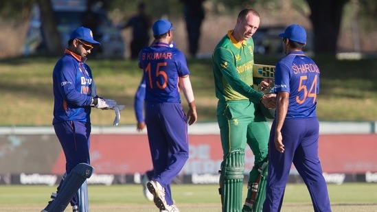 Rassie van Der Dussen shakes hands with members of the Indian cricket team. (AP) Rassie van Der Dussen shakes hands with members of the Indian cricket team. (AP)