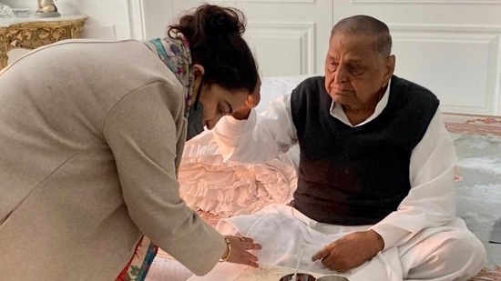 Aparna Yadav meeting SP patriarch Mulayam Singh Yadav on Friday.(Twitter/@aparna4bjp)