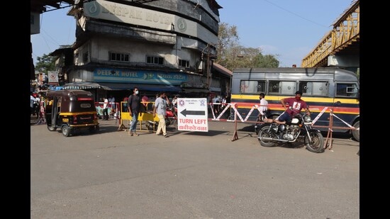 With the work of SATIS going on in Kalyan railway station area, roads are dug up and barricades are placed, leading to traffic jams. One-way and diversions have eased the traffic, claim officials. (RISHIKESH CHOUDHARY/HT PHOTO)